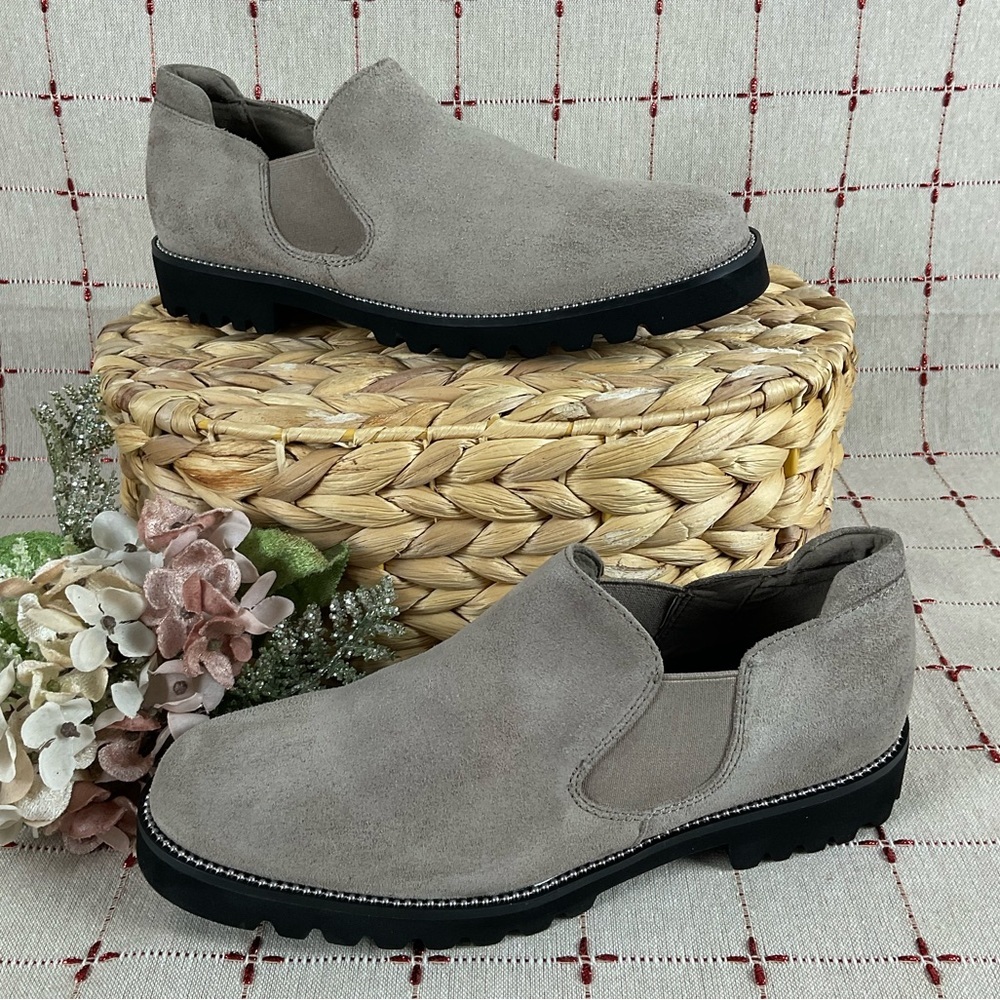 Blondo “Robin” Waterproof Beige Suede Flats Women’s Size 6 NWOT B6735 MSH